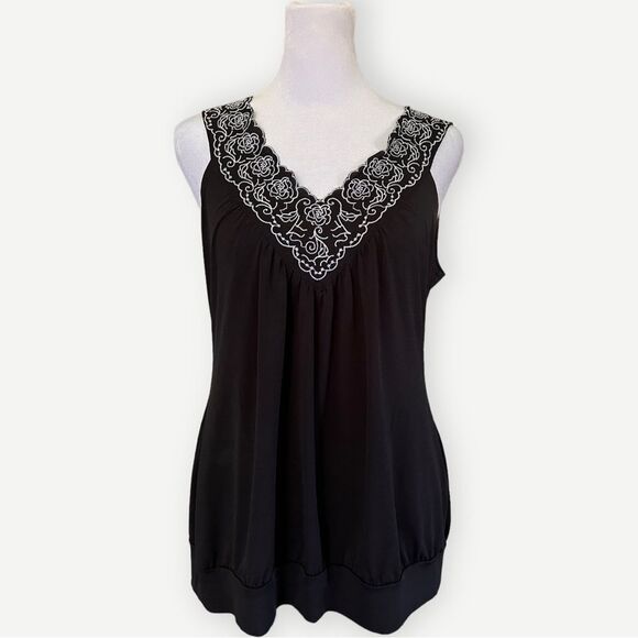 Style & Co. Sleeveless Black & White Embroidered Flowy V-Neck Blouse. Top. Small - Picture 1 of 6